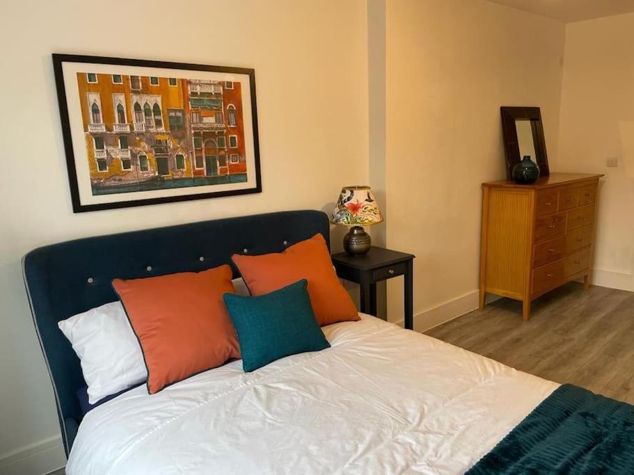 Stunning And Spacious 2Bed Flat In Central ووكينغ المظهر الخارجي الصورة