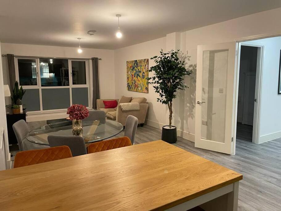 Stunning And Spacious 2Bed Flat In Central ووكينغ المظهر الخارجي الصورة