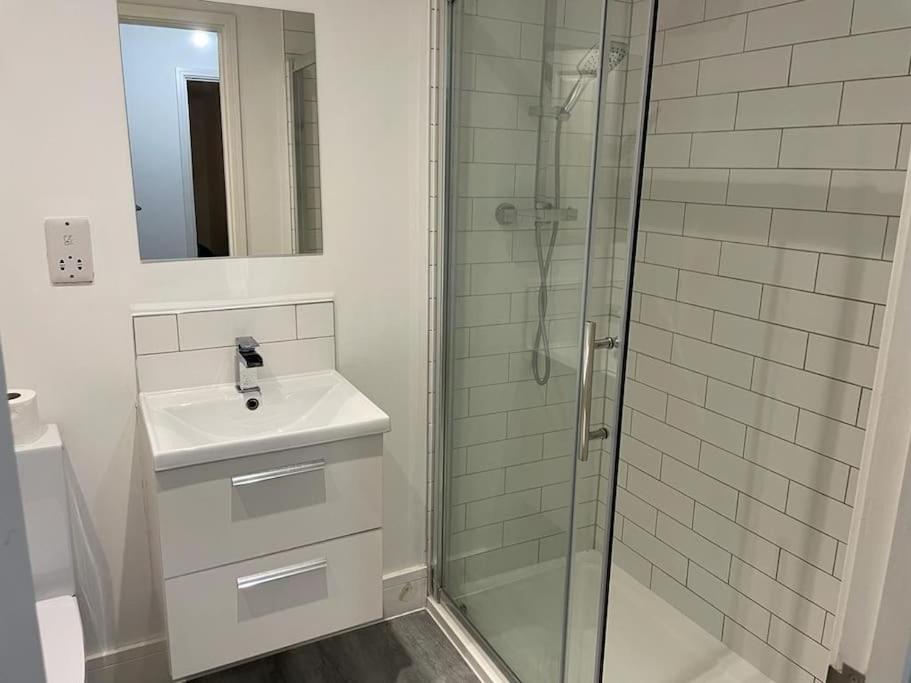 Stunning And Spacious 2Bed Flat In Central ووكينغ المظهر الخارجي الصورة
