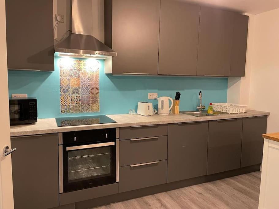 Stunning And Spacious 2Bed Flat In Central ووكينغ المظهر الخارجي الصورة
