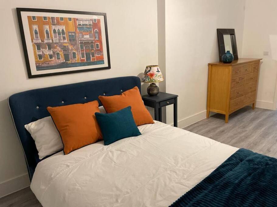 Stunning And Spacious 2Bed Flat In Central ووكينغ المظهر الخارجي الصورة