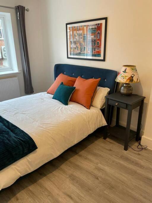 Stunning And Spacious 2Bed Flat In Central ووكينغ المظهر الخارجي الصورة