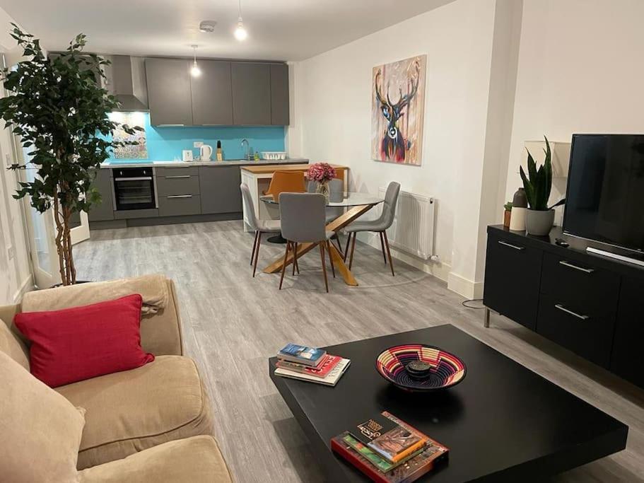 Stunning And Spacious 2Bed Flat In Central ووكينغ المظهر الخارجي الصورة