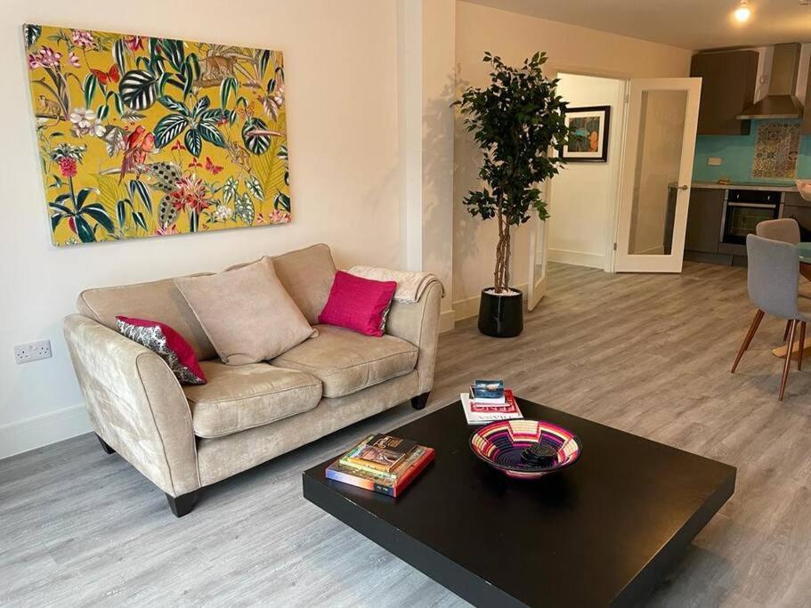 Stunning And Spacious 2Bed Flat In Central ووكينغ المظهر الخارجي الصورة