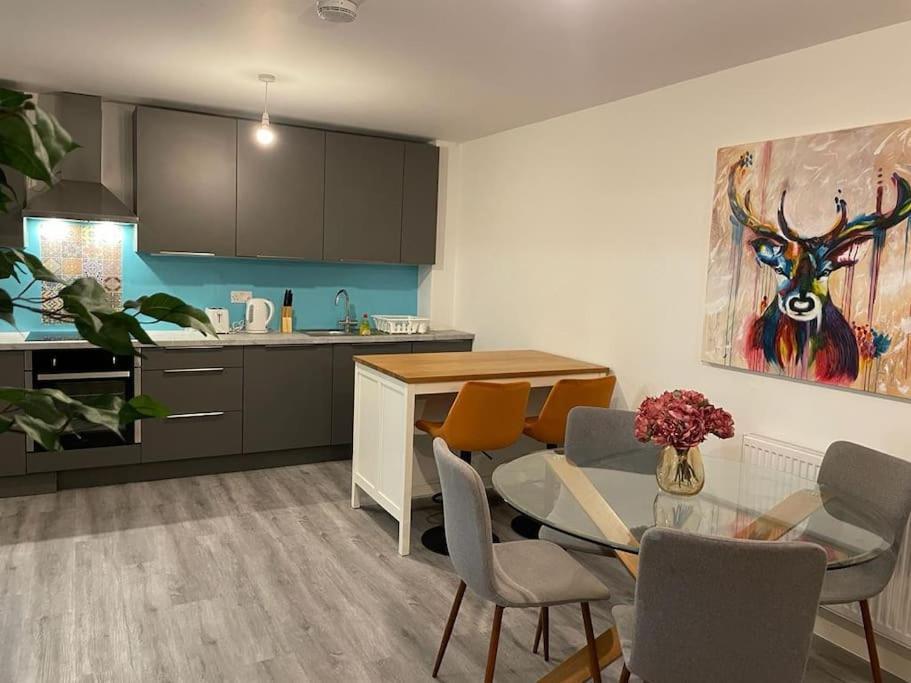 Stunning And Spacious 2Bed Flat In Central ووكينغ المظهر الخارجي الصورة