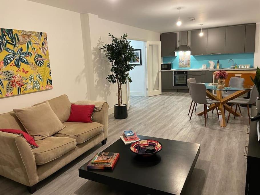 Stunning And Spacious 2Bed Flat In Central ووكينغ المظهر الخارجي الصورة