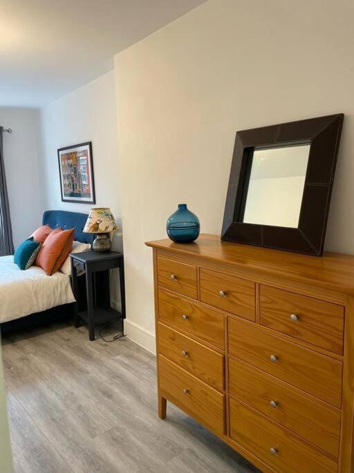 Stunning And Spacious 2Bed Flat In Central ووكينغ المظهر الخارجي الصورة