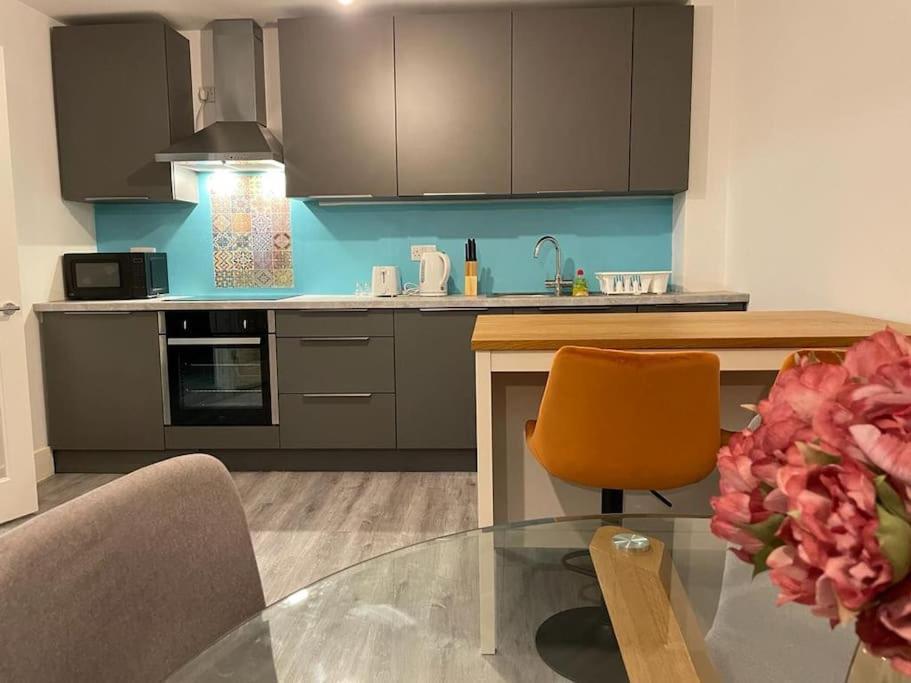 Stunning And Spacious 2Bed Flat In Central ووكينغ المظهر الخارجي الصورة