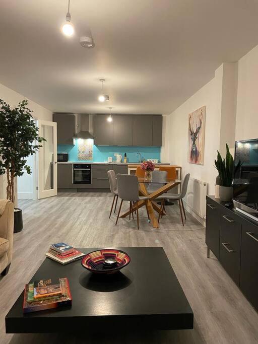 Stunning And Spacious 2Bed Flat In Central ووكينغ المظهر الخارجي الصورة