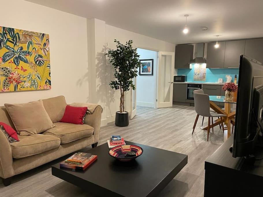 Stunning And Spacious 2Bed Flat In Central ووكينغ المظهر الخارجي الصورة