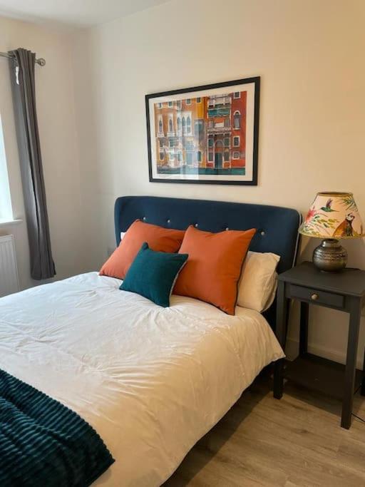 Stunning And Spacious 2Bed Flat In Central ووكينغ المظهر الخارجي الصورة